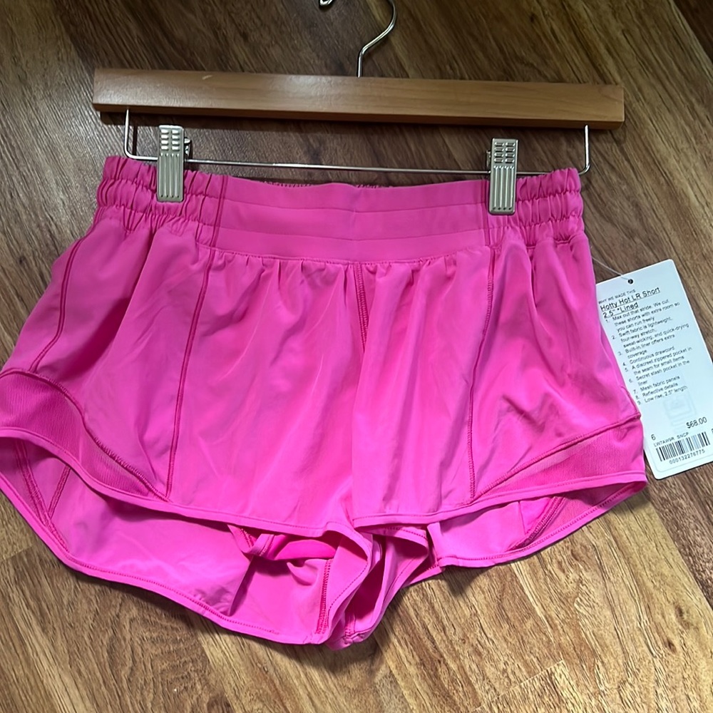 NWT LuluLemon Hotty Hot LR Short 2.5 lined